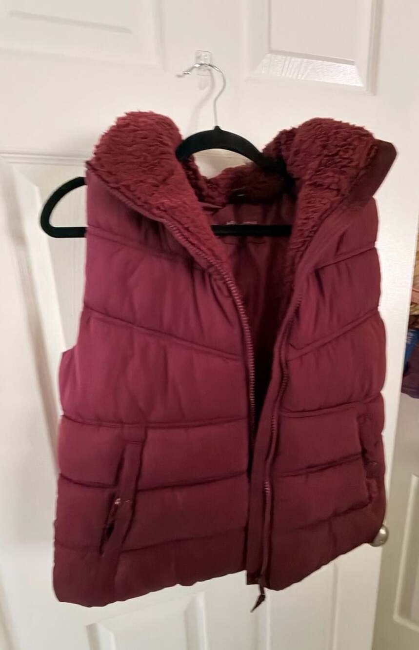 Aeropostale Puffer Vest Size XL Burgundy Hooded Sherpa Lined
